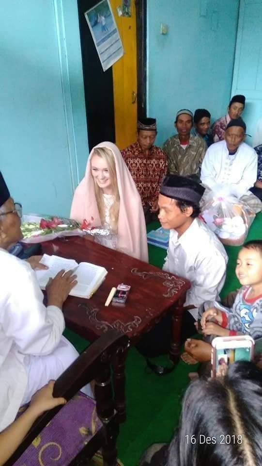 Vừa mới kết hôn, cặp đôi Indonesia bỗng nổi như cồn trên mạng nhờ sự khác biệt không giống ai của mình - Ảnh 3.