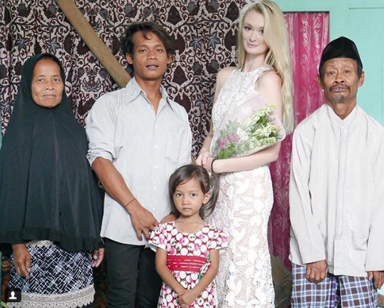 Vừa mới kết hôn, cặp đôi Indonesia bỗng nổi như cồn trên mạng nhờ sự khác biệt không giống ai của mình - Ảnh 1.