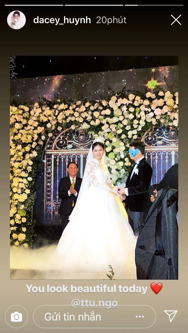 Cận cảnh nụ hôn môi ngọt ngào của Á hậu Thanh Tú và chồng đại gia trong đám cưới xa hoa - Ảnh 3.