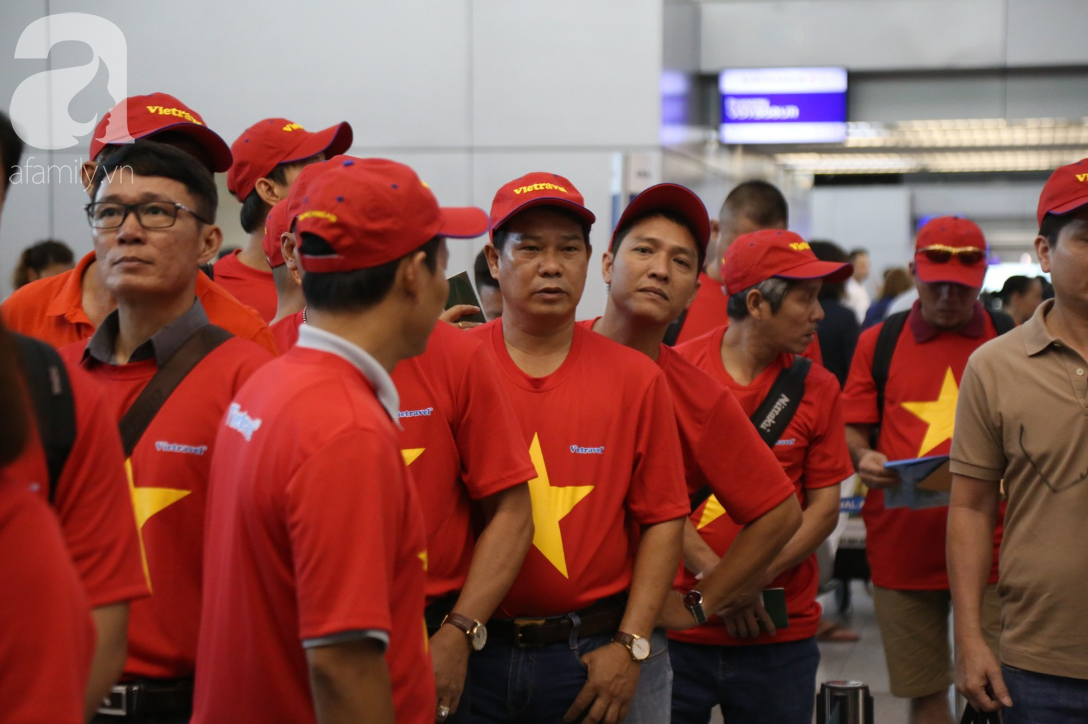 Hàng trăm CĐV Sài Gòn mặc áo đỏ sao vàng lên đường sang Philippines cổ vũ tuyển Việt Nam thi đấu bán kết - Ảnh 8.