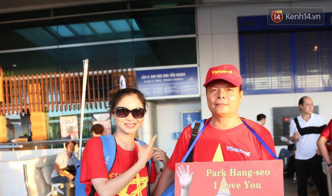 Dàn hotgirl cùng hàng trăm CĐV Việt “nhuộm đỏ” sân bay trước khi sang Philippines “tiếp lửa” thầy trò HLV Park Hang Seo - Ảnh 11.