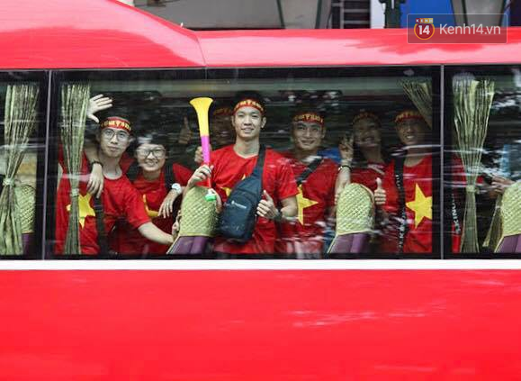 Dàn hotgirl cùng hàng trăm CĐV Việt “nhuộm đỏ” sân bay trước khi sang Philippines “tiếp lửa” thầy trò HLV Park Hang Seo - Ảnh 16.