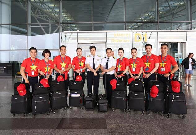 Dàn hotgirl cùng hàng trăm CĐV Việt “nhuộm đỏ” sân bay trước khi sang Philippines “tiếp lửa” thầy trò HLV Park Hang Seo - Ảnh 17.