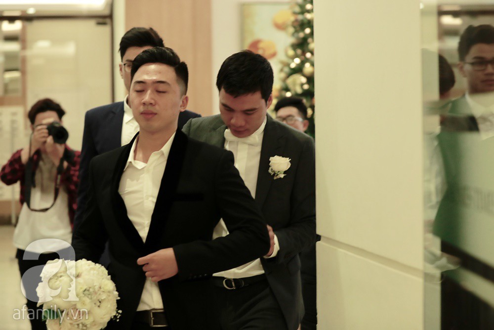 Hot: Chú rể đại gia 40 tuổi ngại ngùng che mặt khi đến đón Á hậu Thanh Tú về dinh trong lễ cưới sáng nay