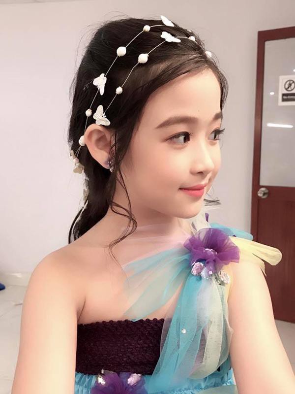 Nhan sắc lịm tim của bé gái ngồi cạnh Hoa hậu Đỗ Mỹ Linh, danh tính cô bé mới khiến dân mạng bất ngờ - Ảnh 6. Nhan sắc lịm tim của bé gái ngồi cạnh Hoa hậu Đỗ Mỹ Linh, danh tính cô bé mới khiến dân mạng bất ngờ - Ảnh 6.
