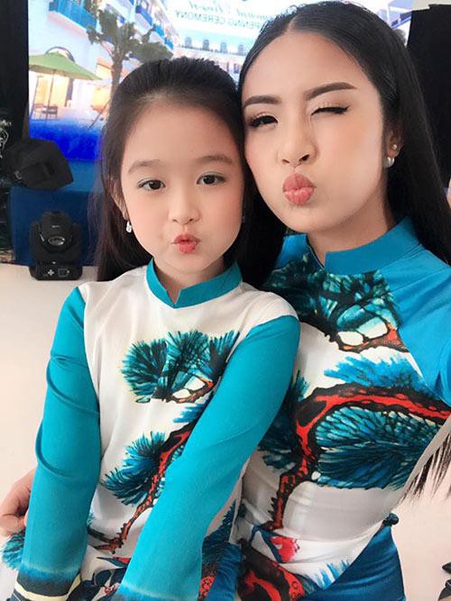 Nhan sắc lịm tim của bé gái ngồi cạnh Hoa hậu Đỗ Mỹ Linh, danh tính cô bé mới khiến dân mạng bất ngờ - Ảnh 9. Nhan sắc lịm tim của bé gái ngồi cạnh Hoa hậu Đỗ Mỹ Linh, danh tính cô bé mới khiến dân mạng bất ngờ - Ảnh 9.