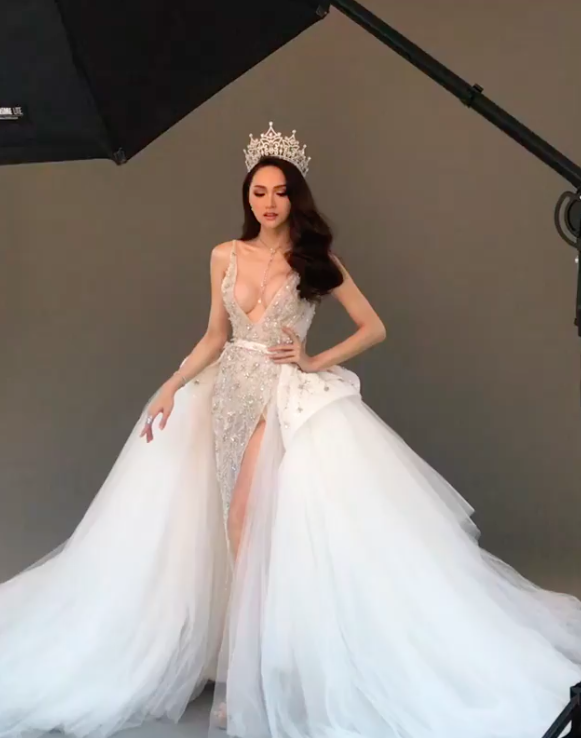 Hoa hậu Hương Giang thật sexy trong bộ váy trắng nhưng có gì kỳ lạ thế này? - Ảnh 4. Hoa hậu Hương Giang thật sexy trong bộ váy trắng nhưng có gì kỳ lạ thế này? - Ảnh 4.