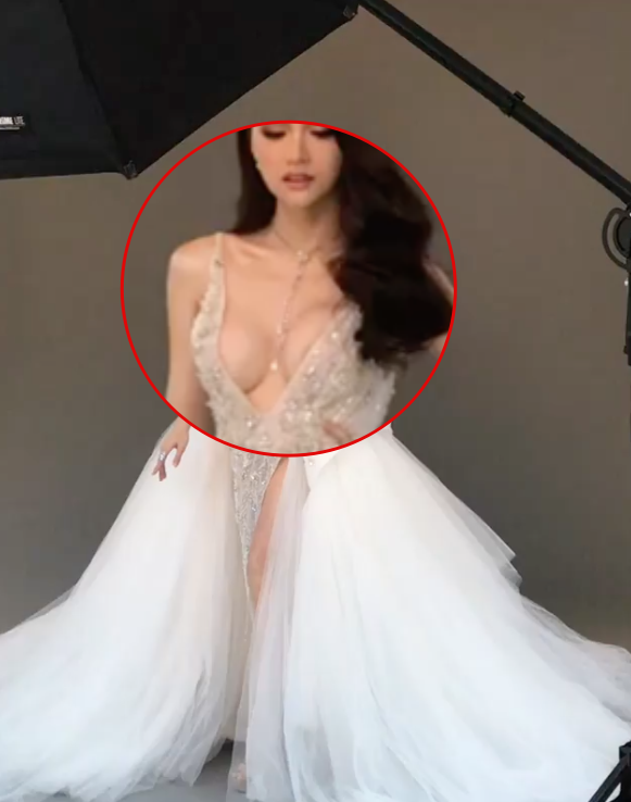 Hoa hậu Hương Giang thật sexy trong bộ váy trắng nhưng có gì kỳ lạ thế này? - Ảnh 5. Hoa hậu Hương Giang thật sexy trong bộ váy trắng nhưng có gì kỳ lạ thế này? - Ảnh 5.