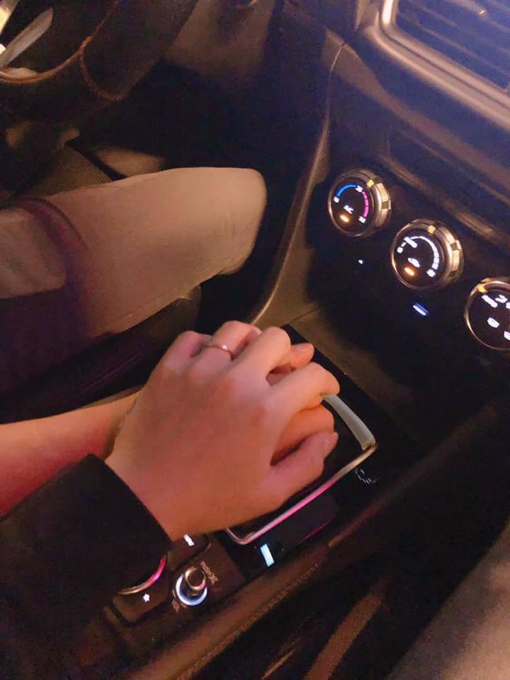 MC Hoàng Linh là một người rất hấp dẫn và thường xuyên thả thính các fan của mình. Hãy xem ảnh của anh ta nắm tay trên xe hơi để cảm nhận sự cuốn hút và sự nữ tính của người đàn ông này.