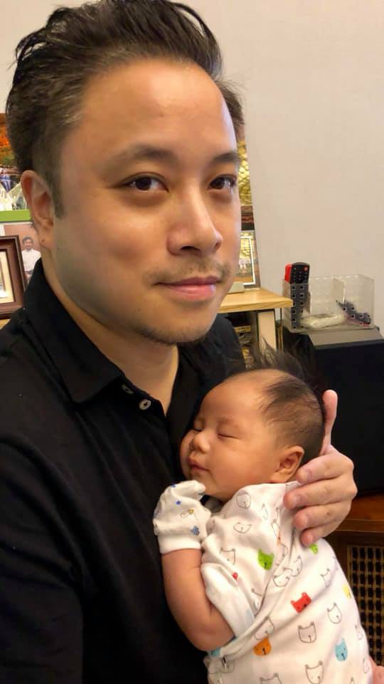 Victor Vũ - Đinh Ngọc Diệp đưa con trai nhỏ 2 tháng tuổi xuống phố chơi Noel - Ảnh 2.