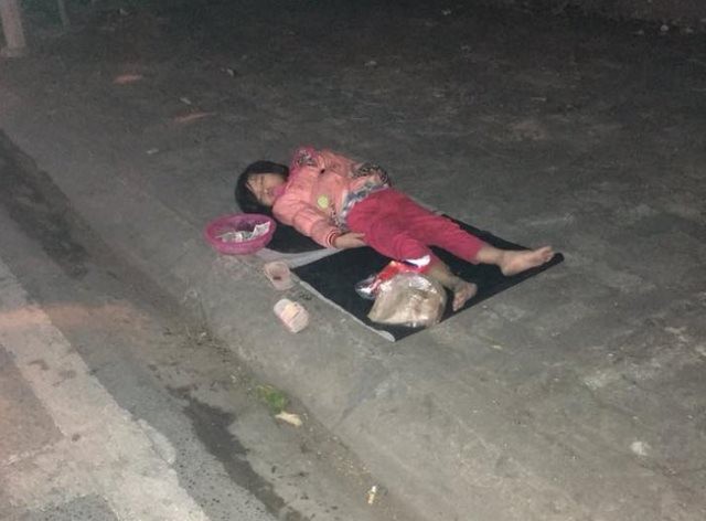 Mẹ của bé gái 5 tuổi ngủ vỉa hè trong đêm lạnh ở Nam Định lên tiếng - Ảnh 1.