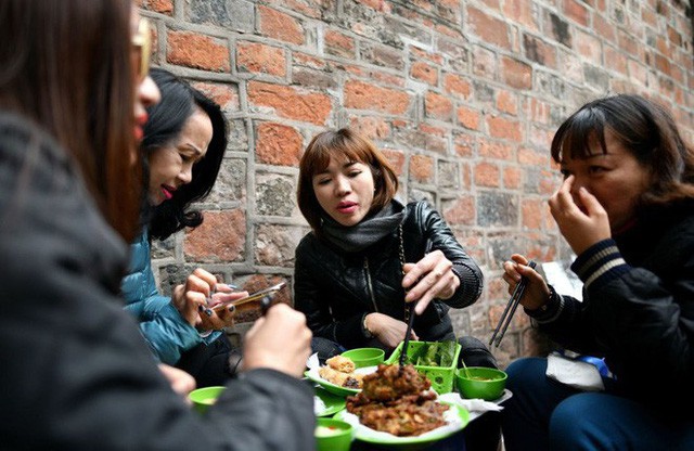 Món ngon mùa đông Hà Nội xuất hiện lung linh trên báo Pháp nhưng nhiều người vẫn không dám ăn vì lý do này - Ảnh 2. Món ngon mùa đông Hà Nội xuất hiện lung linh trên báo Pháp nhưng nhiều người vẫn không dám ăn vì lý do này - Ảnh 2.