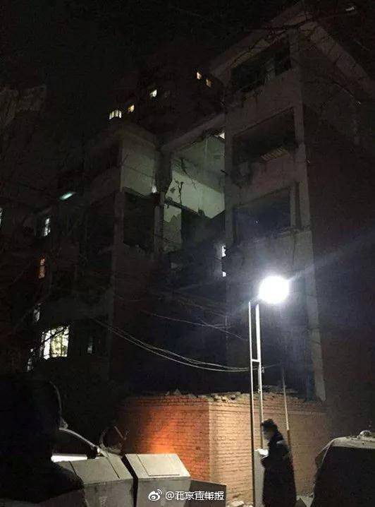Sau tiếng nổ lớn phát ra từ căn hộ chung cư gây chấn động cả khu vực, 2 người chết - Ảnh 2.