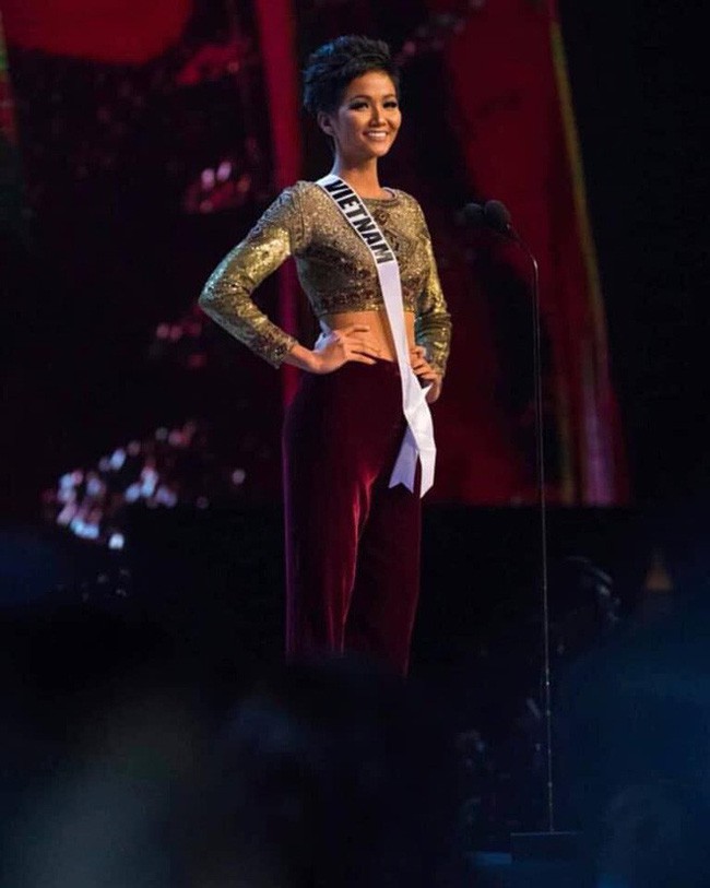 Trong khi Chi Pu loay hoay để mặc đẹp, thì HHen Niê đã thuần hóa ngay được kiểu quần này tại chung kết Miss Universe - Ảnh 2.
