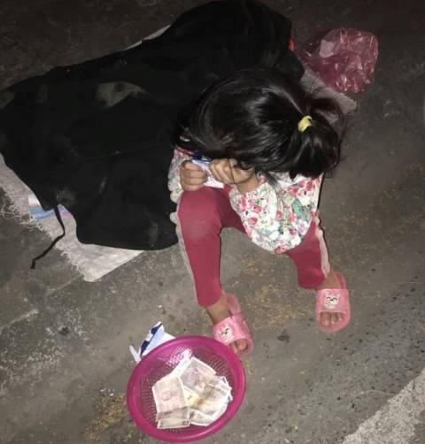 Tâm sự nghẹn đắng của bà ngoại bé gái 5 tuổi ngủ vỉa hè trong đêm lạnh ở Nam Định - Ảnh 1.