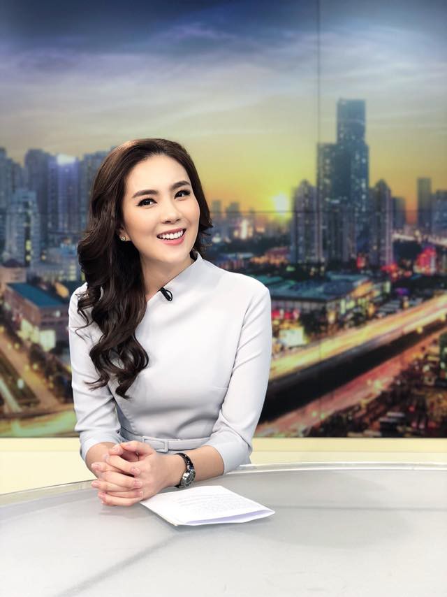 Mai Ngọc - 10 năm 3 chặng đường: Hot girl đời đầu chuyển hướng làm weather girl, nay lại trở thành news lady - Ảnh 12.