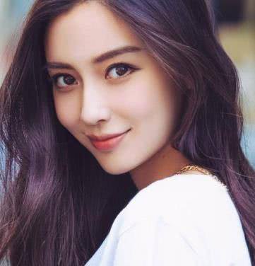 Angelababy bị chỉ trích chảnh chọe, mắc bệnh ngôi sao vì để trợ lý làm hành động này - Ảnh 2. Angelababy bị chỉ trích chảnh chọe, mắc bệnh ngôi sao vì để trợ lý làm hành động này - Ảnh 2.