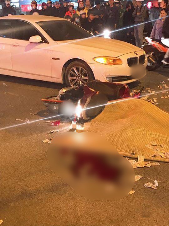 Hà Nội: Va chạm mạnh với xe BMW ngã xuống đường, nữ sinh viên bị xe buýt cán tử vong - Ảnh 1.