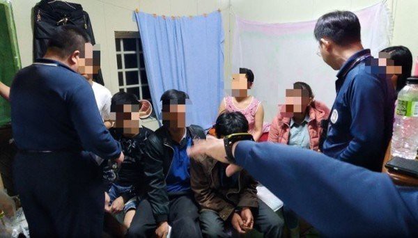 Tổng cộng có 11 du khách Việt Nam đã bị bắt giữ, trong đó có 4 phụ nữ tự đến trình diện vì quá sợ hãi - Ảnh 7.