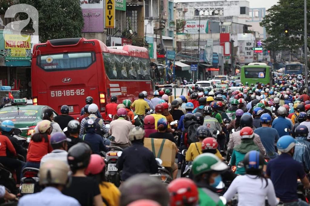 Sài Gòn lạnh bất ngờ, người dân vội vã chen chân nhau về quê nghỉ Tết Dương lịch 2019 - Ảnh 1.