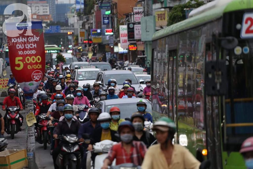 Sài Gòn lạnh bất ngờ, người dân vội vã chen chân nhau về quê nghỉ Tết Dương lịch 2019 - Ảnh 2.