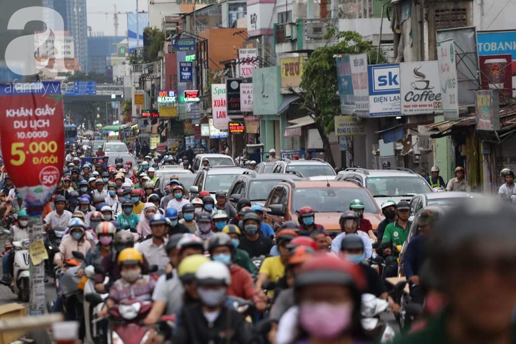 Sài Gòn lạnh bất ngờ, người dân vội vã chen chân nhau về quê nghỉ Tết Dương lịch 2019 - Ảnh 4.