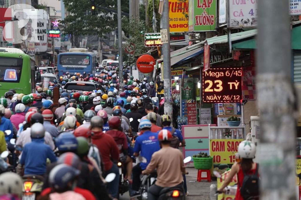 Sài Gòn lạnh bất ngờ, người dân vội vã chen chân nhau về quê nghỉ Tết Dương lịch 2019 - Ảnh 5.