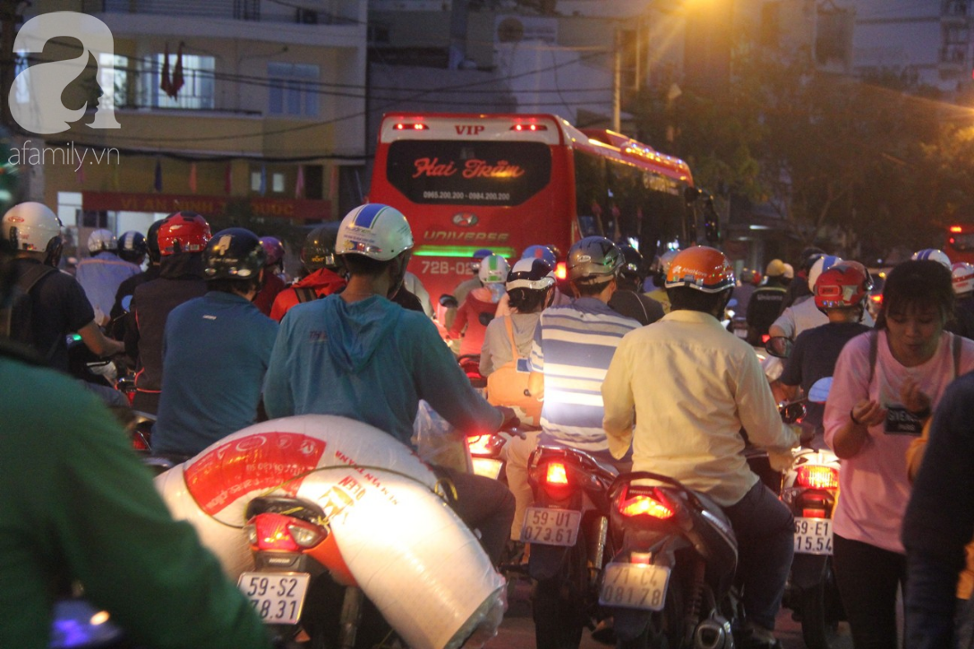 Sài Gòn lạnh bất ngờ, người dân vội vã chen chân nhau về quê nghỉ Tết Dương lịch 2019 - Ảnh 8.