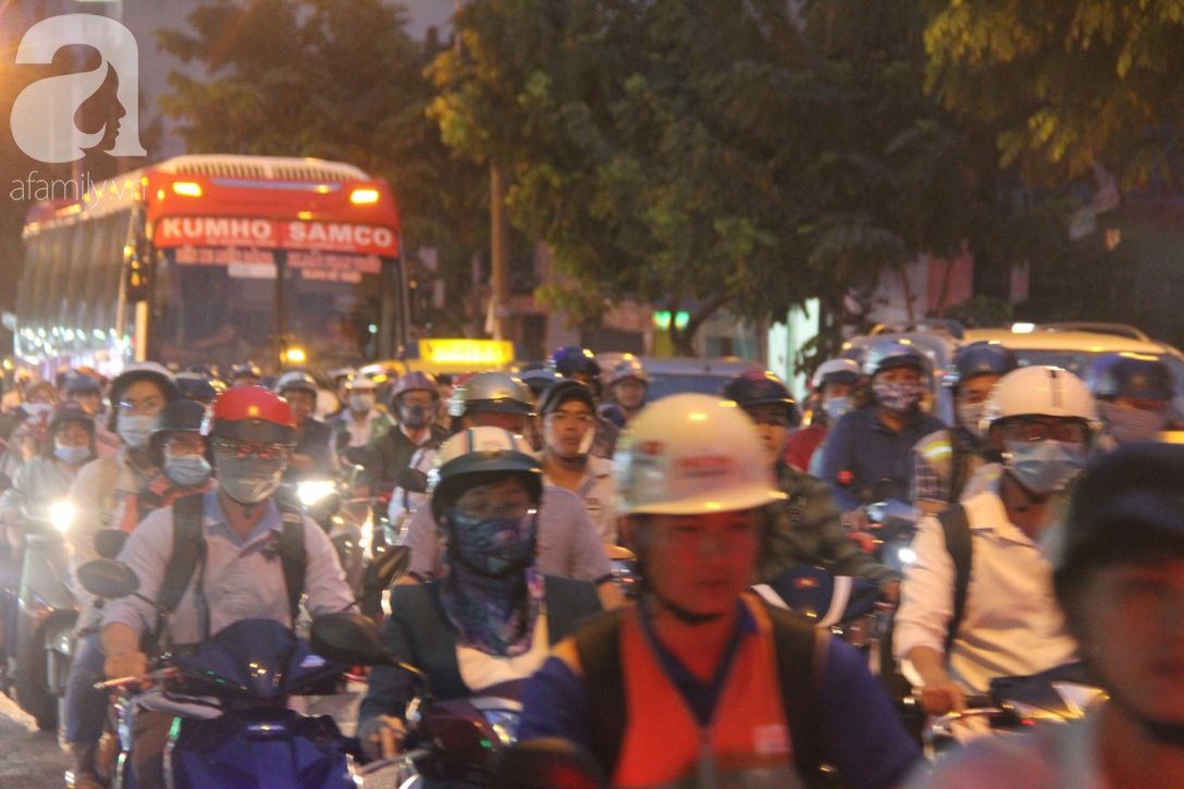Sài Gòn lạnh bất ngờ, người dân vội vã chen chân nhau về quê nghỉ Tết Dương lịch 2019 - Ảnh 10.