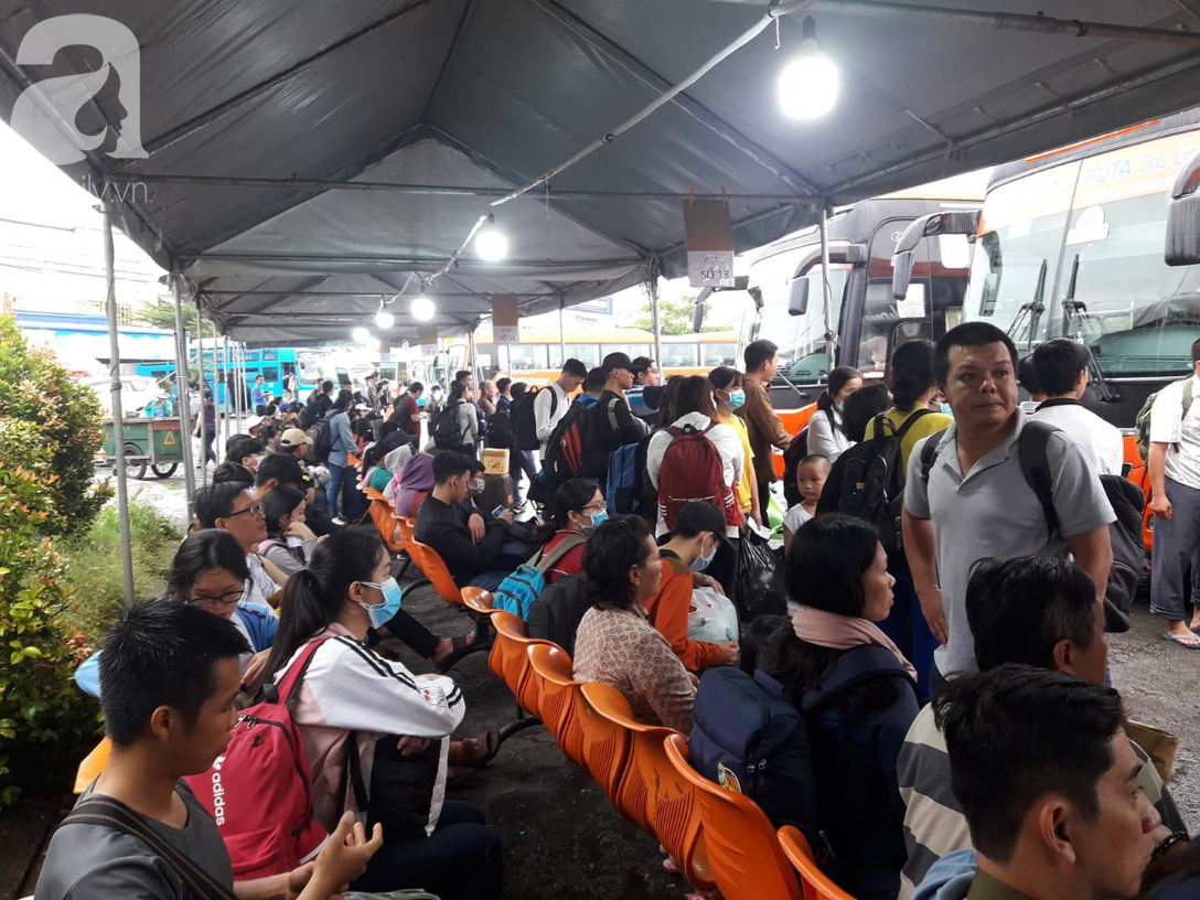 Sài Gòn lạnh bất ngờ, người dân vội vã chen chân nhau về quê nghỉ Tết Dương lịch 2019 - Ảnh 18.