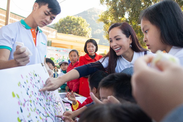 Gia đình cựu người mẫu Thúy Hạnh tham gia hành trình thiện nguyện “Cặp lá yêu thương” - Ảnh 3.