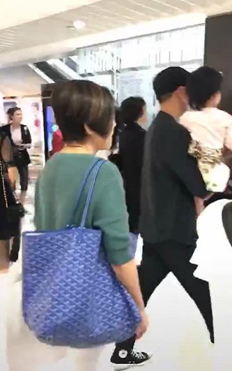 1 tuần sau ly hôn, Dương Mịch vui vẻ dự sự kiện, Lưu Khải Uy một mình ôm con gái nhỏ đi siêu thị  - Ảnh 2.