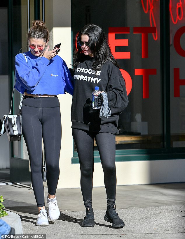 Selena Gomez khiến nhiều người xúc động với hành động đặc biệt trên đường phố  - Ảnh 1.