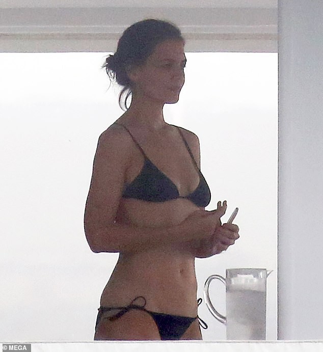 Đi nghỉ mát cùng bạn trai Jamie Foxx, Katie Holmes mặc bikini khoe bụng phẳng lỳ đáng ghen tị ở tuổi 40 - Ảnh 1.