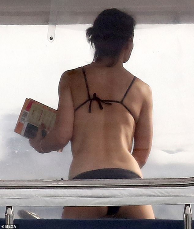 Đi nghỉ mát cùng bạn trai Jamie Foxx, Katie Holmes mặc bikini khoe bụng phẳng lỳ đáng ghen tị ở tuổi 40 - Ảnh 4.