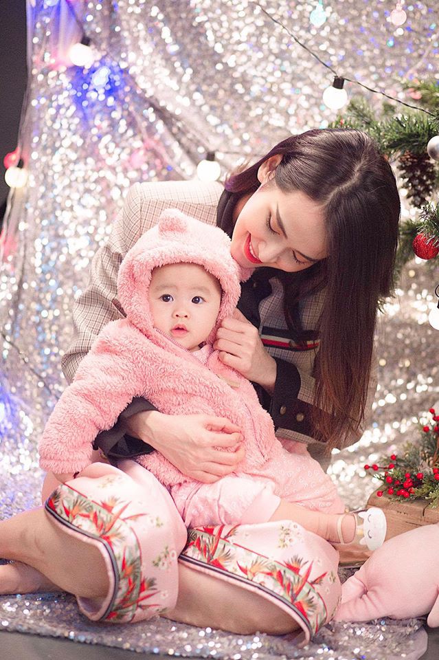Tú Vi - Văn Anh lần đầu khoe tiểu công chúa 8 tháng tuổi xinh như búp bê - Ảnh 2. Tú Vi - Văn Anh lần đầu khoe tiểu công chúa 8 tháng tuổi xinh như búp bê - Ảnh 2.