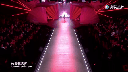 Trọn vẹn sân khấu đặc biệt của Adriana Lima tại Victorias Secret: từ cánh gà đã xúc động, vừa đi vừa lau nước mắt khiến ai cũng nghẹn ngào - Ảnh 3.