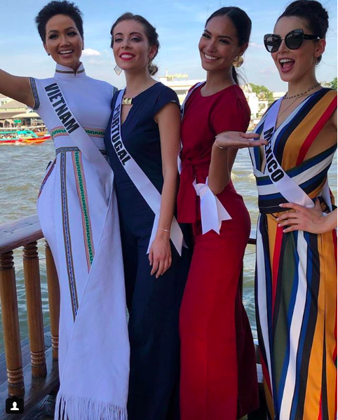 HHen Niê tôn vinh bản sắc dân tộc khi diện áo dài thổ cẩm trong chuyến tham quan thắng cảnh tại Miss Universe 2018 - Ảnh 6.