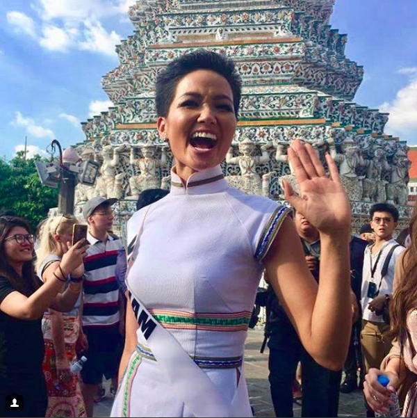 HHen Niê tôn vinh bản sắc dân tộc khi diện áo dài thổ cẩm trong chuyến tham quan thắng cảnh tại Miss Universe 2018 - Ảnh 5.