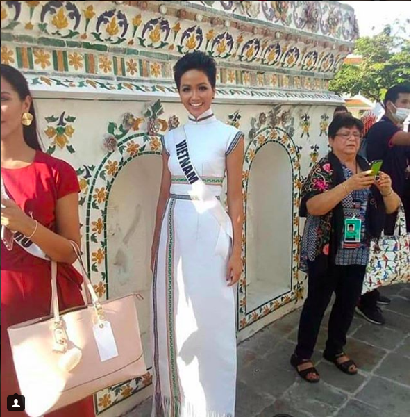HHen Niê tôn vinh bản sắc dân tộc khi diện áo dài thổ cẩm trong chuyến tham quan thắng cảnh tại Miss Universe 2018 - Ảnh 3.