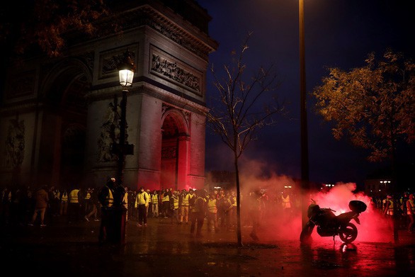 Khải Hoàn Môn huyền thoại chìm trong khói lửa và đổ vỡ sau cuộc biểu tình lớn nhất thập kỷ ở Paris - Ảnh 6.