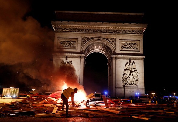 Khải Hoàn Môn huyền thoại chìm trong khói lửa và đổ vỡ sau cuộc biểu tình lớn nhất thập kỷ ở Paris - Ảnh 7.