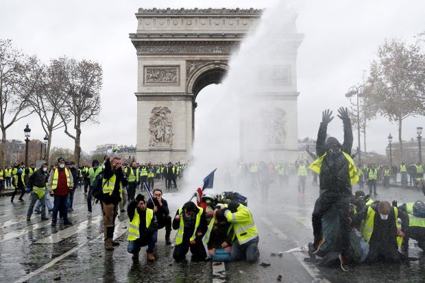 Khải Hoàn Môn huyền thoại chìm trong khói lửa và đổ vỡ sau cuộc biểu tình lớn nhất thập kỷ ở Paris - Ảnh 10.