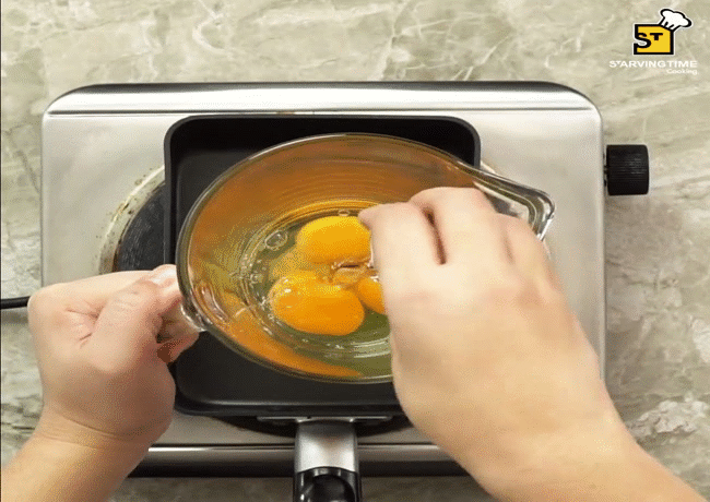 Có ai ngờ rán trứng cuộn xong làm thêm một bước đơn giản nữa là nâng tầm món ăn thành siêu phẩm trong nháy mắt - Ảnh 2.