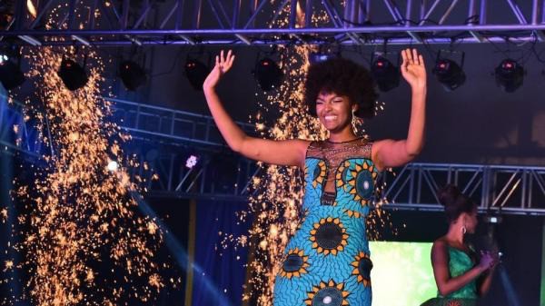 Nhọ như Hoa hậu châu Phi 2018: Chưa kịp ăn mừng đăng quang đã bị pháo bắn cháy cả bộ đầu tóc, hốt hoảng dập lửa ngay trên sân khấu - Ảnh 1.