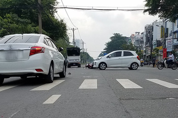 TP. HCM: Xe máy va chạm với xe đi rước dâu, 2 người nguy kịch - Ảnh 1. TP. HCM: Xe máy va chạm với xe đi rước dâu, 2 người nguy kịch - Ảnh 1.