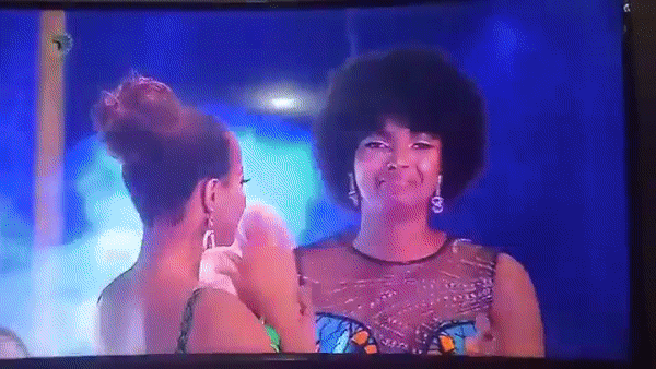 Nhọ như Hoa hậu châu Phi 2018: Chưa kịp ăn mừng đăng quang đã bị pháo bắn cháy cả bộ đầu tóc, hốt hoảng dập lửa ngay trên sân khấu - Ảnh 2.