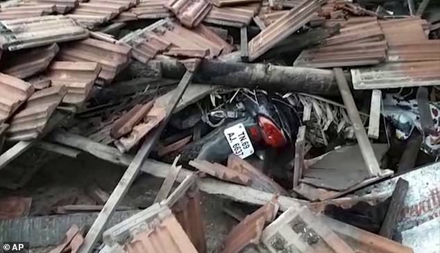 Con gái bị bố mẹ bắt ngủ ngoài trời mưa bão vì hủ tục cách ly phụ nữ trong kỳ kinh nguyệt, nào ngờ tai họa ập đến - Ảnh 2. Con gái bị bố mẹ bắt ngủ ngoài trời mưa bão vì hủ tục cách ly phụ nữ trong kỳ kinh nguyệt, nào ngờ tai họa ập đến - Ảnh 2.