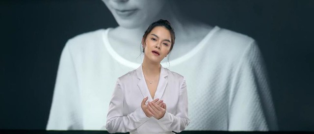 MV mới của Phạm Quỳnh Anh gặp nhiều ý kiến trái chiều vì cảnh đẩy con xuống nước - Ảnh 1.