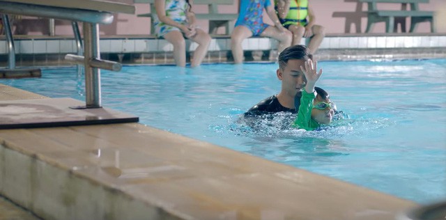 MV mới của Phạm Quỳnh Anh gặp nhiều ý kiến trái chiều vì cảnh đẩy con xuống nước - Ảnh 2.
